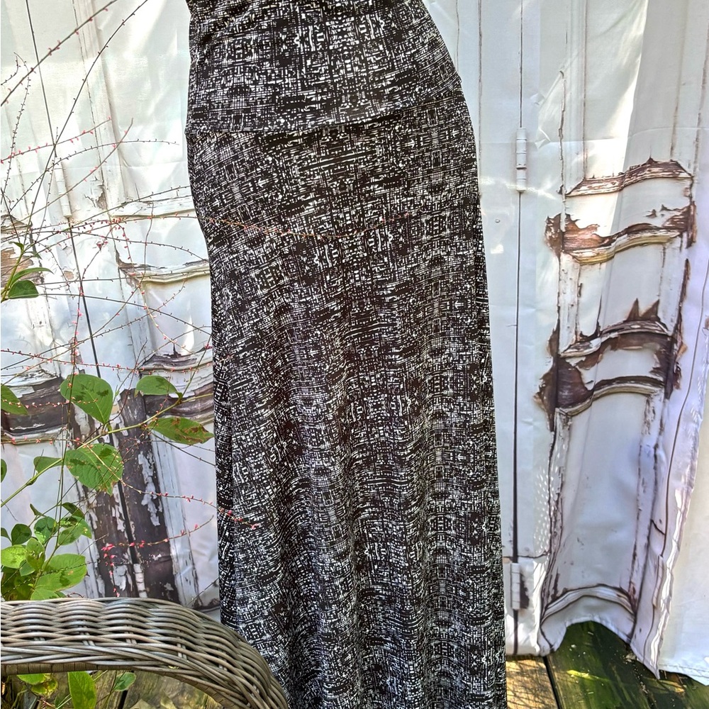 Sharp black and white classic maxi skirt or strapless dress.  Flows silky smooth